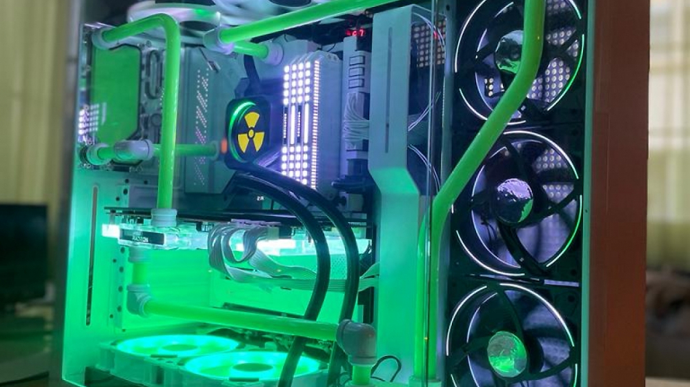 Sehenswerte Gaming-PCs: Giftgrüner Radeon-Build, Schreibtisch-PC mit Waffe, rausgeflexte Wabenstruktur