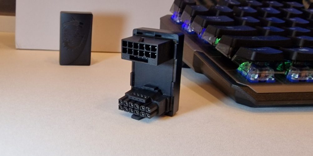 Der Adapter vermeidet das Knicken von Kabeln.