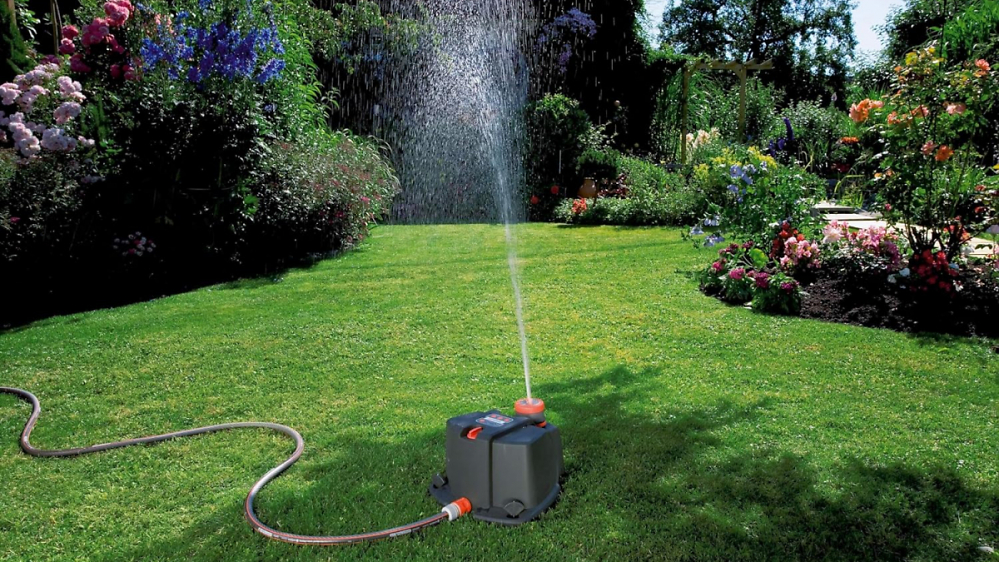 Automatische Garten-Bewässerung mit dem Kundenliebling von Gardena: Vielflächenregner AquaContour automatic
