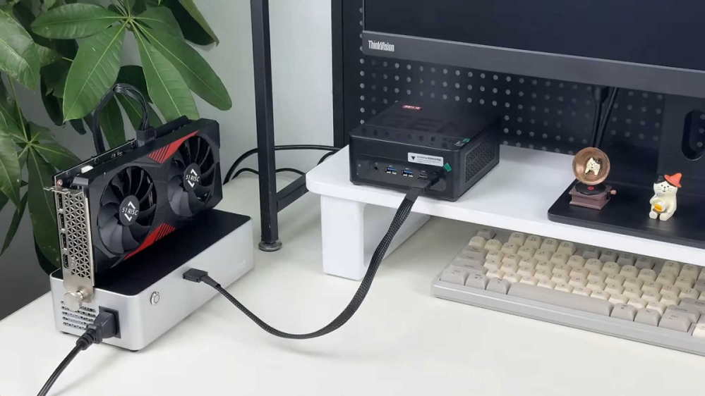 eGPU-Dock versorgt externe Grafikkarten mit bis zu 400 Watt