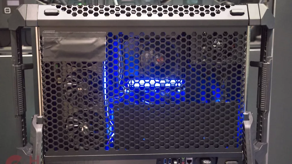 Gaming-PC im Bildschirm: Erazer zeigt neuen Prototyp mit Geforce RTX 4070 Ti