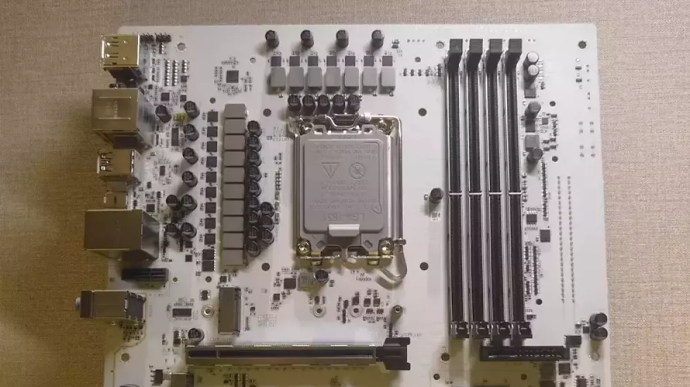 Intel Z890: Erstes Mainboard mit rückwärtigen Anschlüssen aufgetaucht - mit ungewöhnlichem Detail