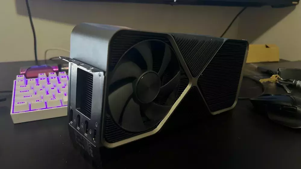 Geforce RTX 4090: Vermeintlicher Ti-Prototyp mit Riesenkühler auseinandergenommen