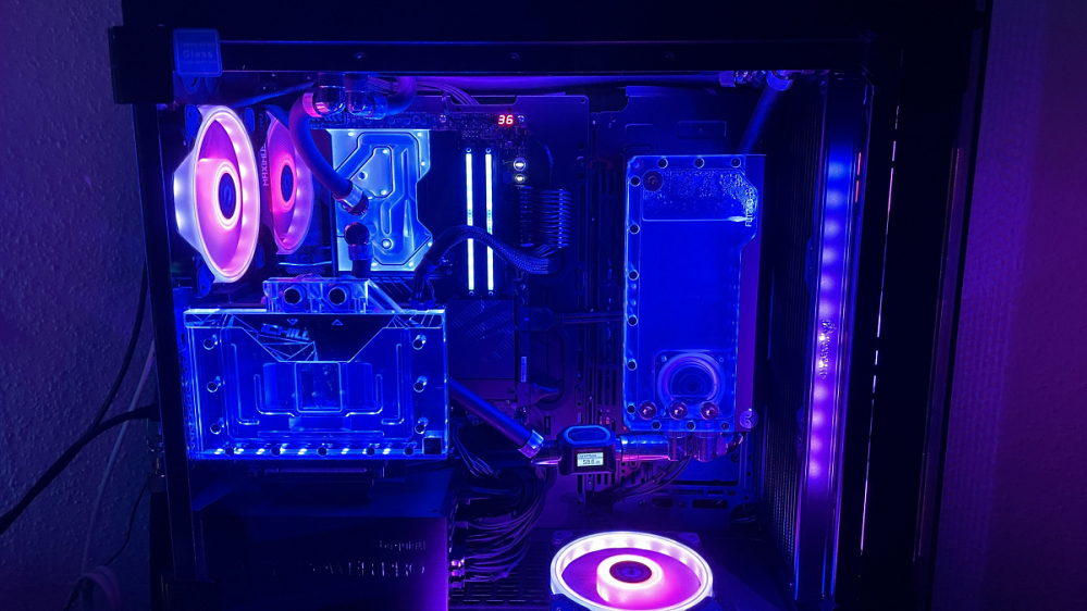 Mancaves der PCGH-Community: Corsair RGB-RAM mit Mainboardfarbe synchronisieren