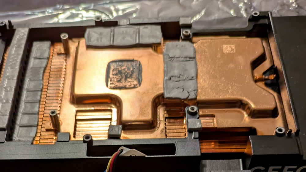 Blower-Kühler einer RTX 4070 ändern: "Musste 3-mm-Kupferplatte mit Laubsäge zuschneiden"