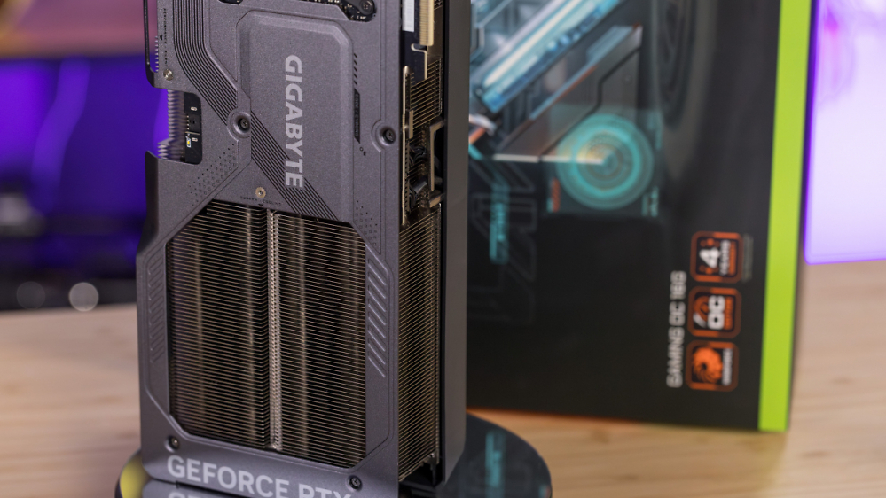 RTX 5090: Modder boostet Karte mit zwei Stromanschlüssen und Shunt-Mod auf über 900 Watt