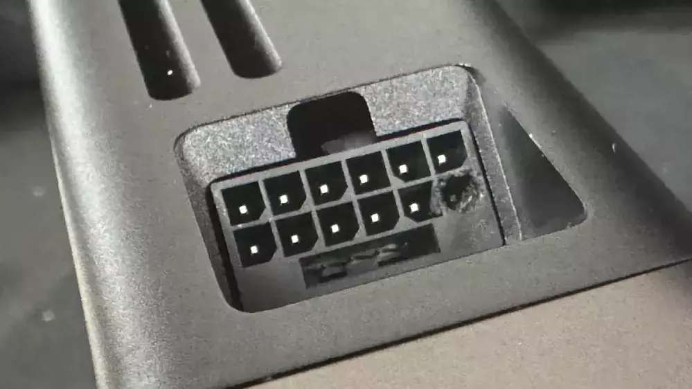 Geforce RTX 5090: der8auer sieht 12VHPWR-Stecker als "extrem bedenklich"