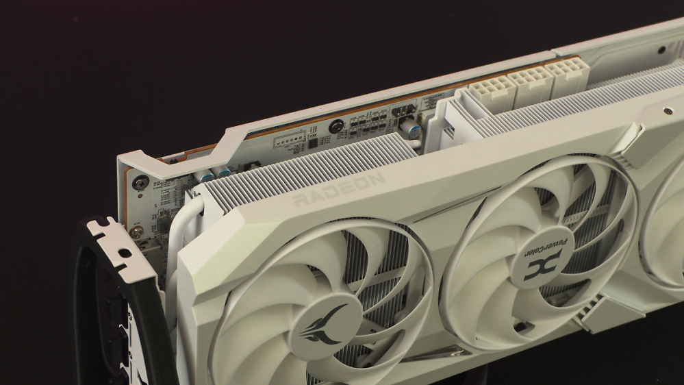 Radeon RX 9070 XT: Schneeweißer roter Teufel im Unboxing