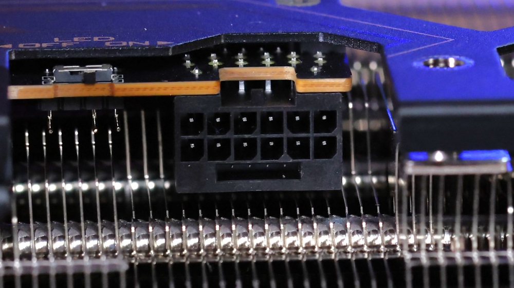 AMD Radeon RX 9070 XT: 12VHPWR-Stecker schmilzt auch hier