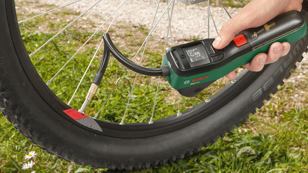 Bosch EasyPump bei Amazon zum Bestpreis: Wie gut ist die meistverkaufte Akku-Luftpumpe wirklich?