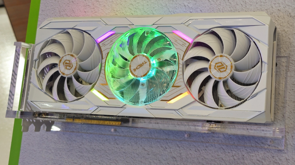 Radeon RX 9070 XT: Asrock zeigt weiße Taichi mit LC-Display