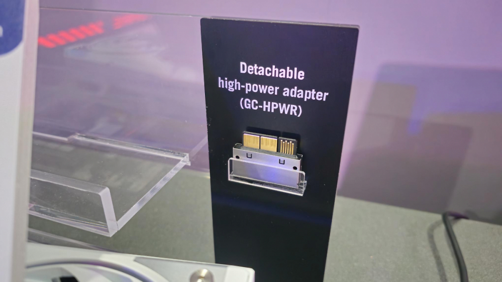 Geforce RTX 5090: Asus zeigt Adapter für kabellose 1.000 Watt