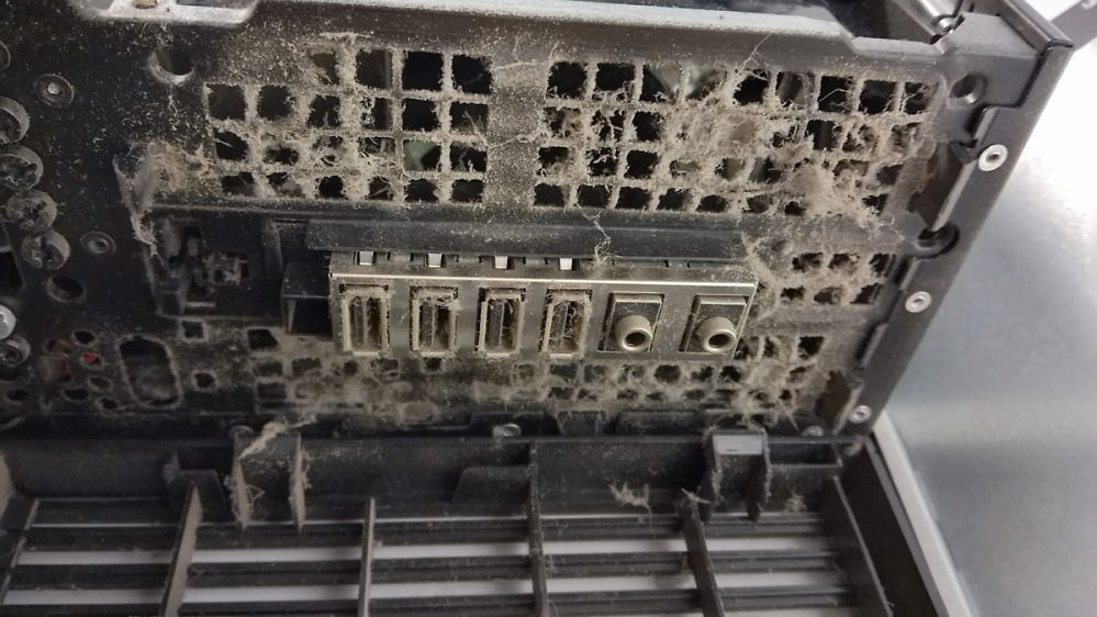 Verstaubte Grafikkarten und CPUs: Uralt-Medion, Server im Dauerlauf und die erste EVGA