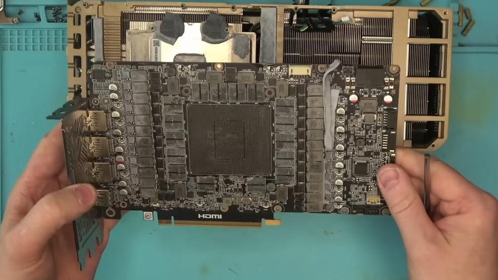 Scam aus China? Gefälschte RTX 5090 kommt ohne GPU und VRAM