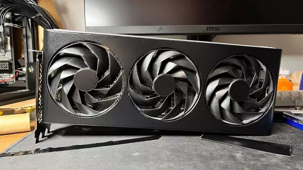"Stealth" Sapphire Nitro+: Grafikkarte wechselt in den Darkmode