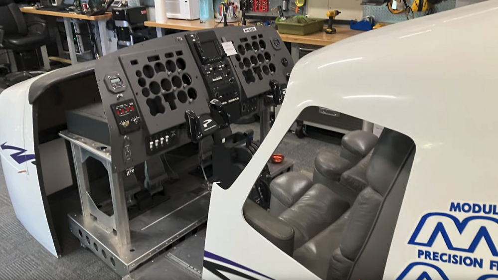 Zertifiziertes Flugsimulator-Cockpit soll mit Gaming-PC wiederbelebt werden - wird das funktionieren?