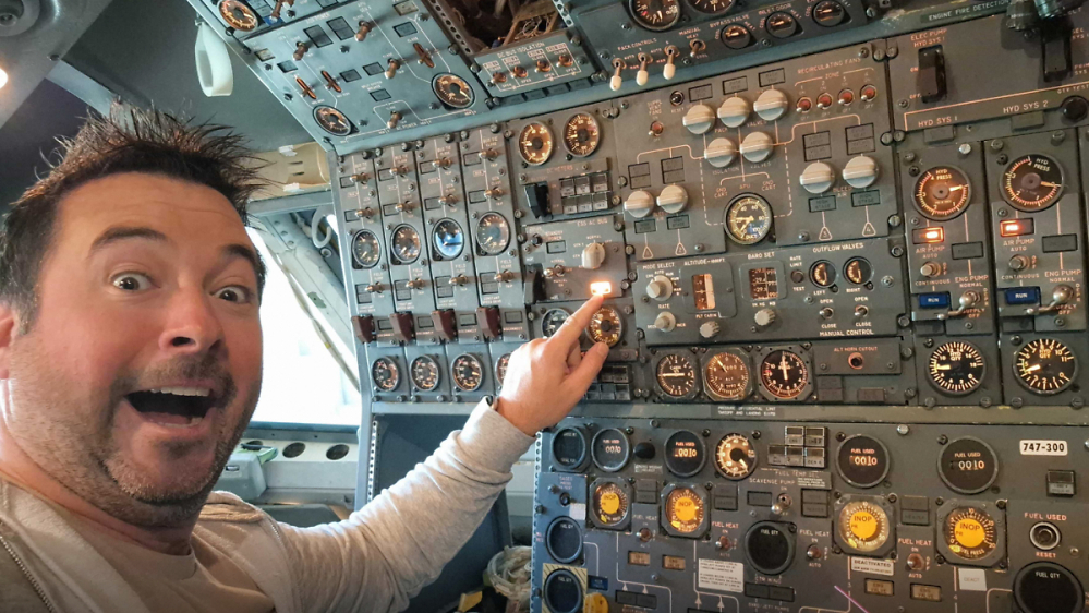 Mit echtem Boeing-747-Cockpit: Flugenthusiasten wagen sich an die "perfekte Flugsimulation"