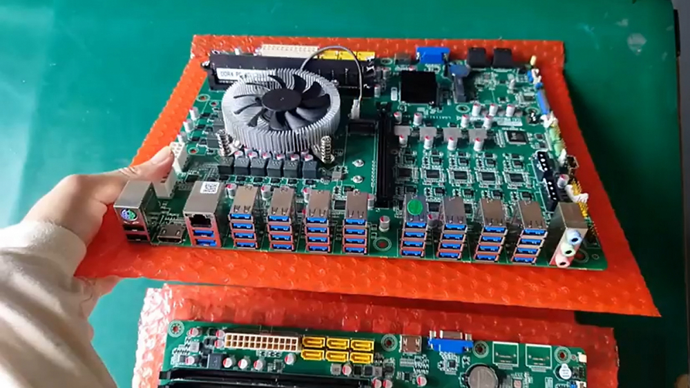 Gewaltige Anschlussvielfalt: Intel-Mainboard mit 36 USB-Anschlüssen aufgetaucht