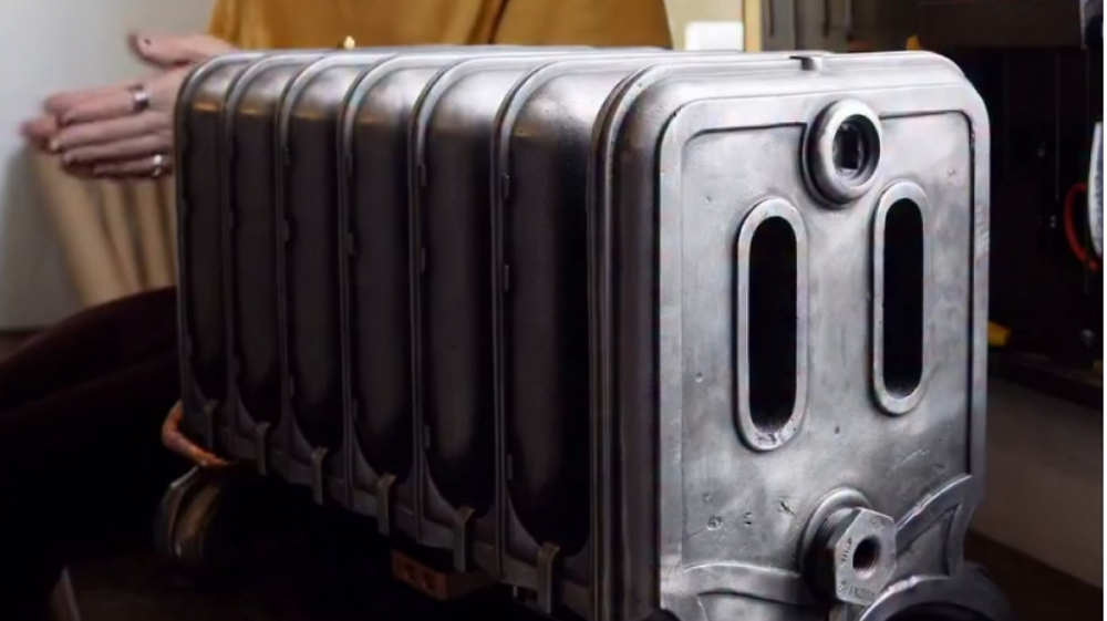 Steampunk-Design: 50 kg schwerer Gusseisenheizkörper als Radiator und Gehäuse