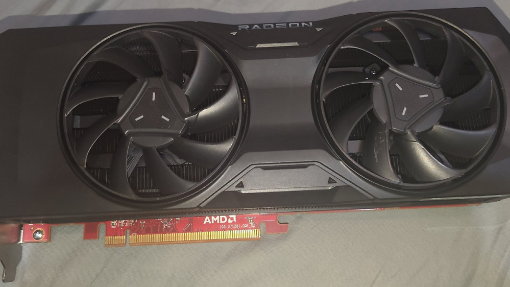 Radeon RX 7700 XT: Prototyp für AMDs Referenzdesign aufgetaucht