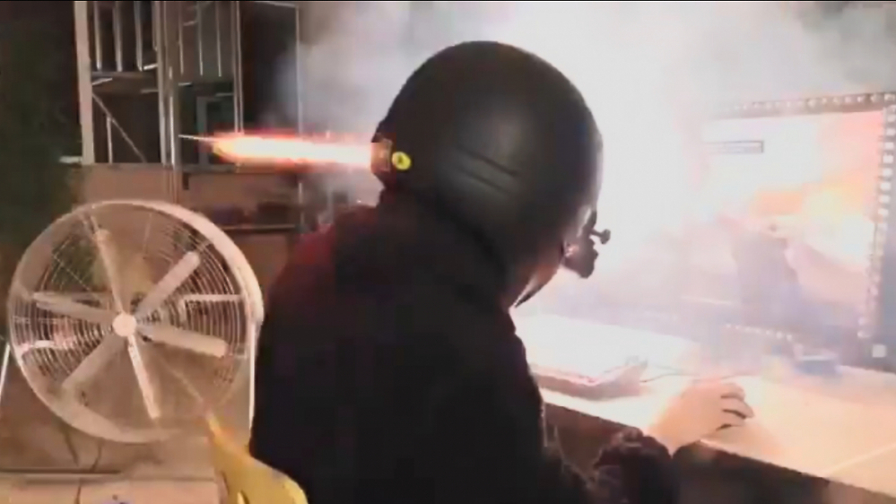 Extreme Immersion: Chinesischer Ingenieur baut Set-up, das mit Feuerwerkskörpern zurückschießt