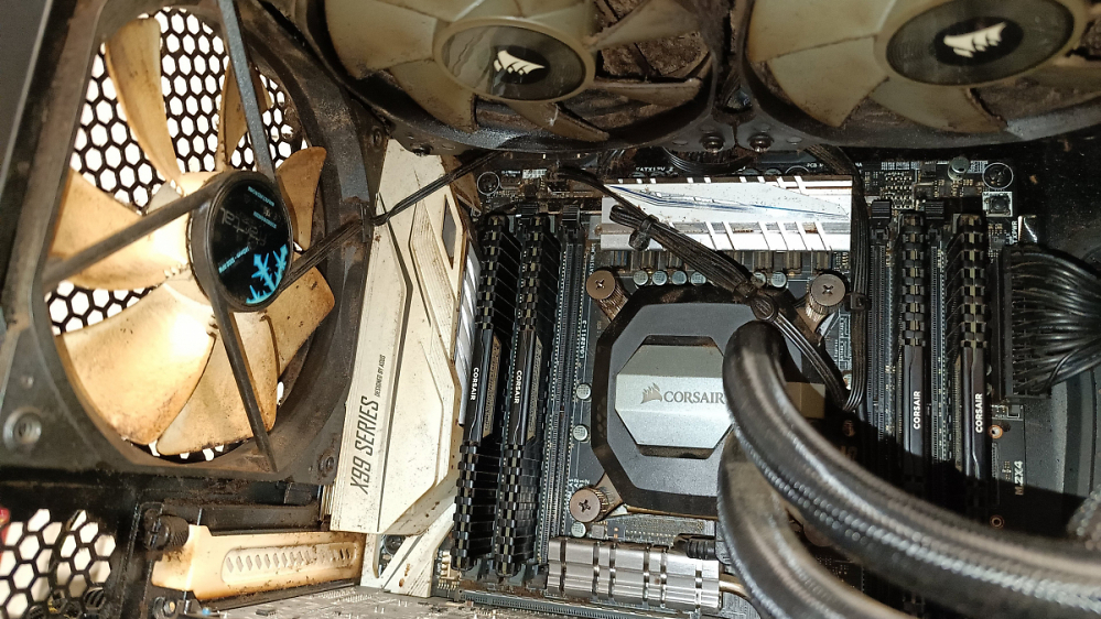 Abschreckende PC-Hardware: Nikotin-PC mit "Mainboard-Blob" gerettet