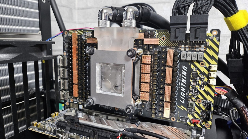 Geforce RTX 5090: MSI-Grafikkarte mit 3,74 GHz und 2.500 Watt Power-Limit gesichtet