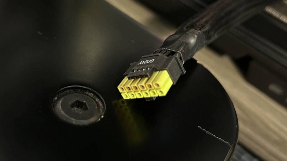 Geforce RTX 5090 mit 1.350 W: Netzteil rettet den Stromstecker - gerade so