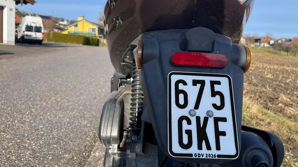 Geld- oder Freiheitsstrafe droht: E-Scooter-Besitzer müssen ab März auf ihr Kennzeichen achten
