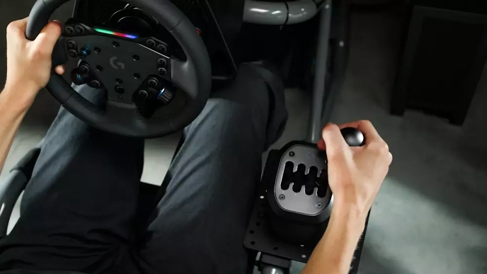 Logitech: Neue Gangschaltung RS H-Shifter für Rennspiele vorgestellt