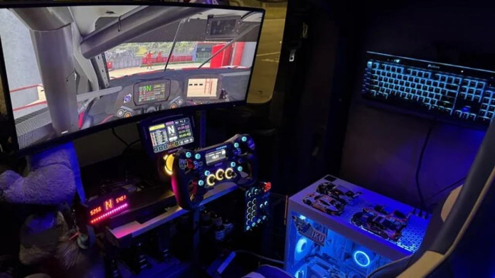 RTX 5080 im Lkw: Trucker nutzt 6.000-Dollar-Sim-Rig im Stau