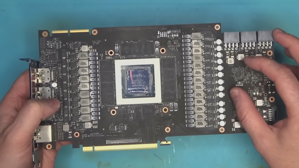"Schraube des Todes": RTX 3090 nach fehlerhaftem Tausch der Wärmeleitpaste gerettet