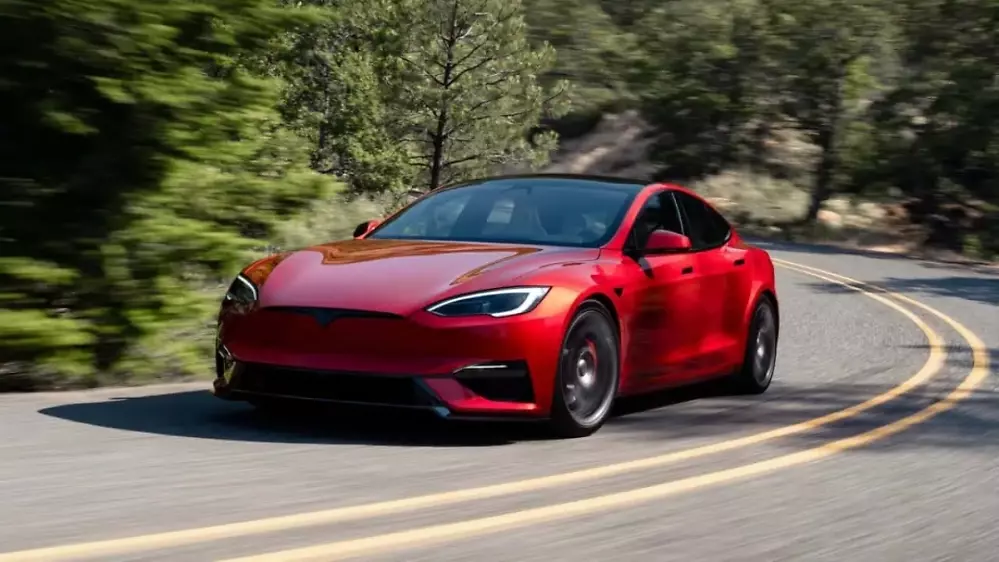 Tesla mit Diskettenlaufwerk: E-Auto spielt MP3-Musik dank Linux