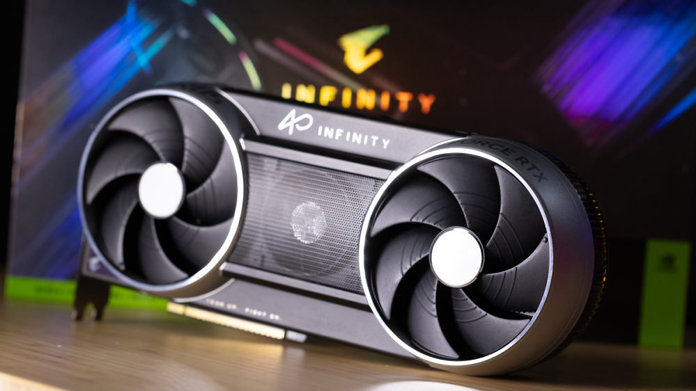 Gigabyte Aorus RTX 5090 Infinity im Test: Enorme Leistung, aber relativ laut und heiß