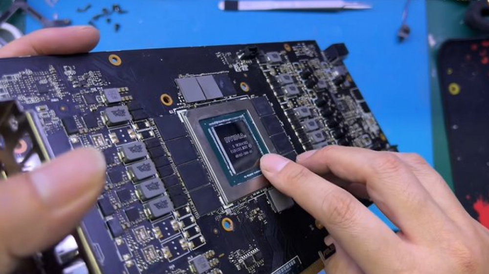 Geforce RTX 4090: Fake-AD102-Die aus Plastik entdeckt