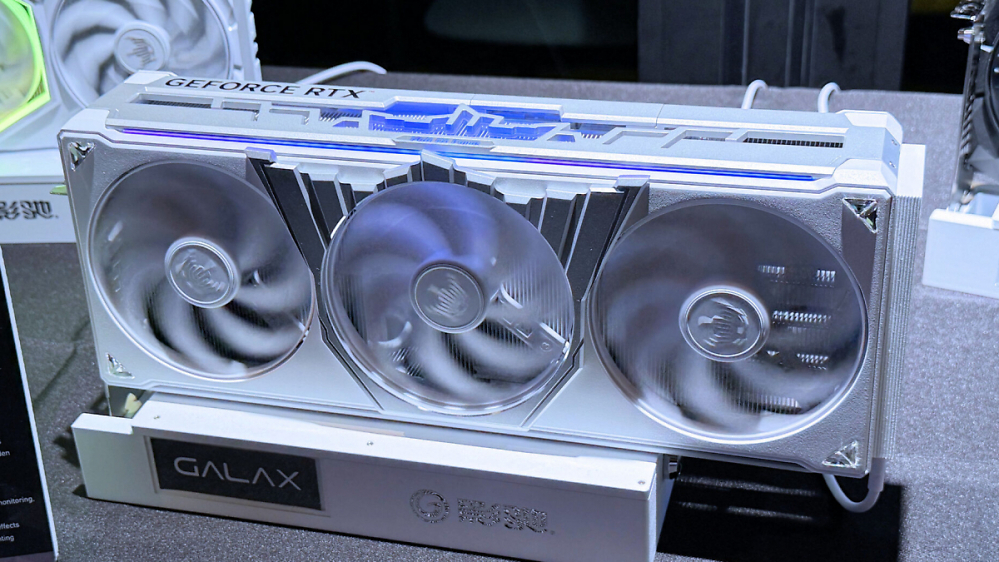 Für RTX 6090? Galax zeigt Konzept mit Swarovski-Steinen und zweimal 12V-2x6