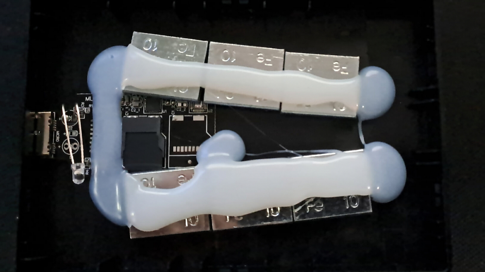 Fake-SSD mit 16 TiB: Im Gehäuse stecken Gewichte und eine microSD-Karte