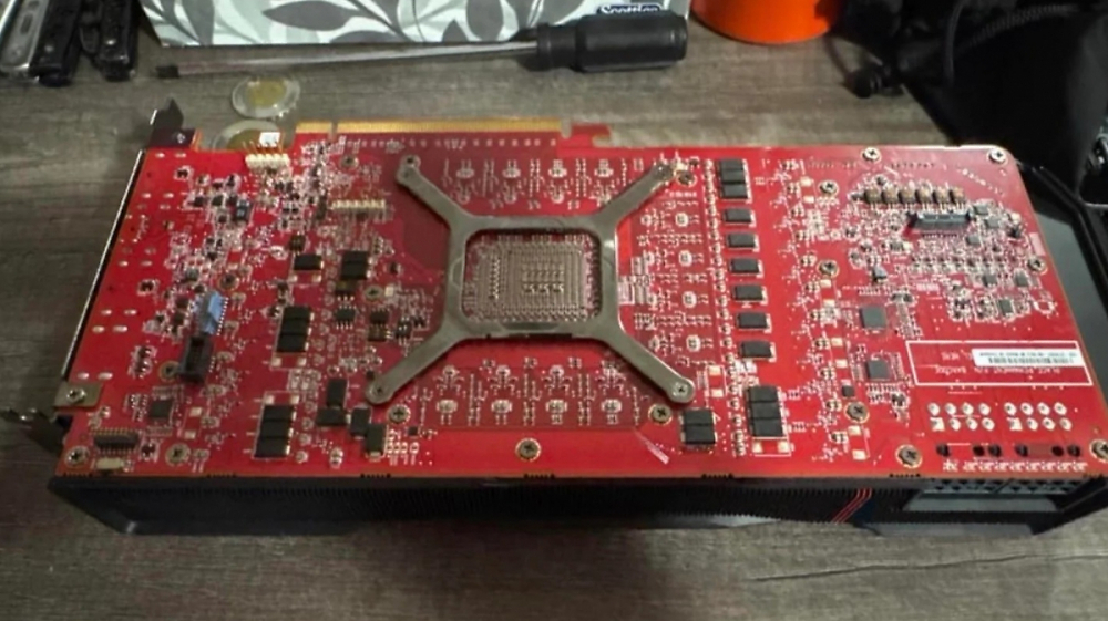 Radeon RX 7900 XTX: Kurioser Prototyp aufgetaucht