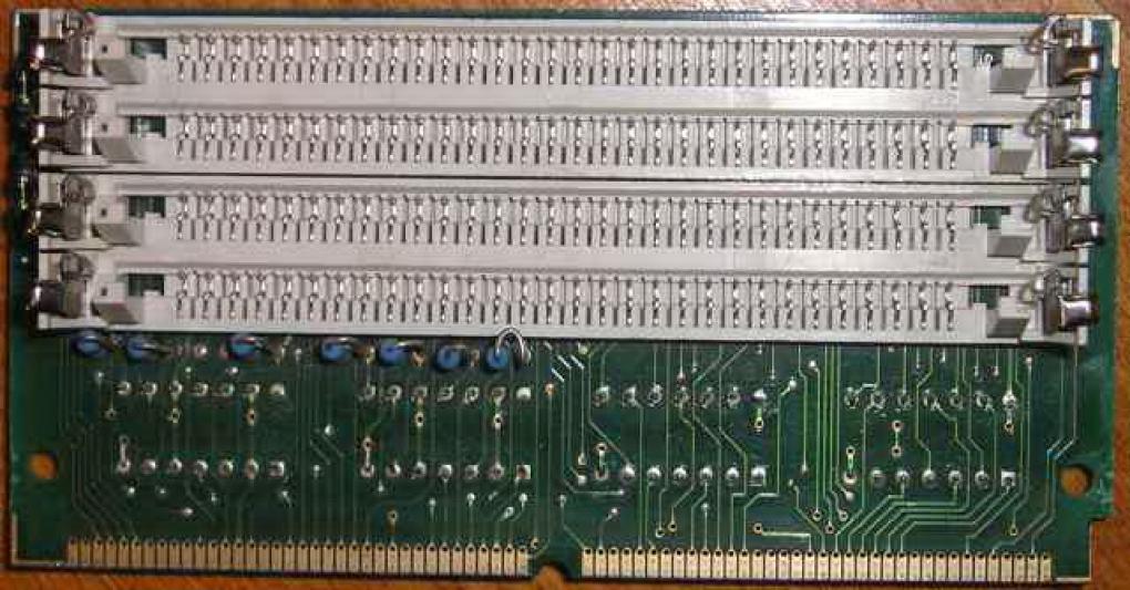 Ein SIMM-Shuttle zur Verwendung von vier 30-Pin-Modulen in einem 72-Pin-Slot. (Bild: srot.wz.cz)