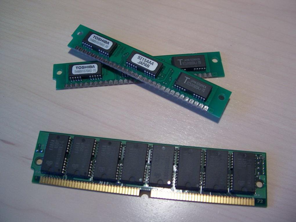 Der Vergleich: Oben SIMM mit 30 Kontakten und unten SIMM mit 72 Kontakten. (Bild: hwt.dk)