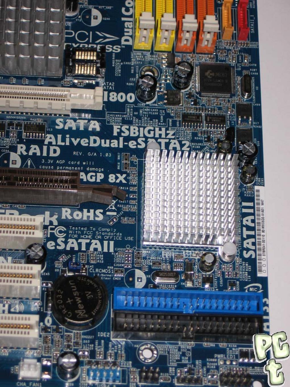 Asrock: Das AliveDual-eSATA2 bietet zwei IDE-Anschlüsse, unter dem Kühlkörper verbirgt sich ein Nforce3-250-Chip (Bild: pc-treiber.net)