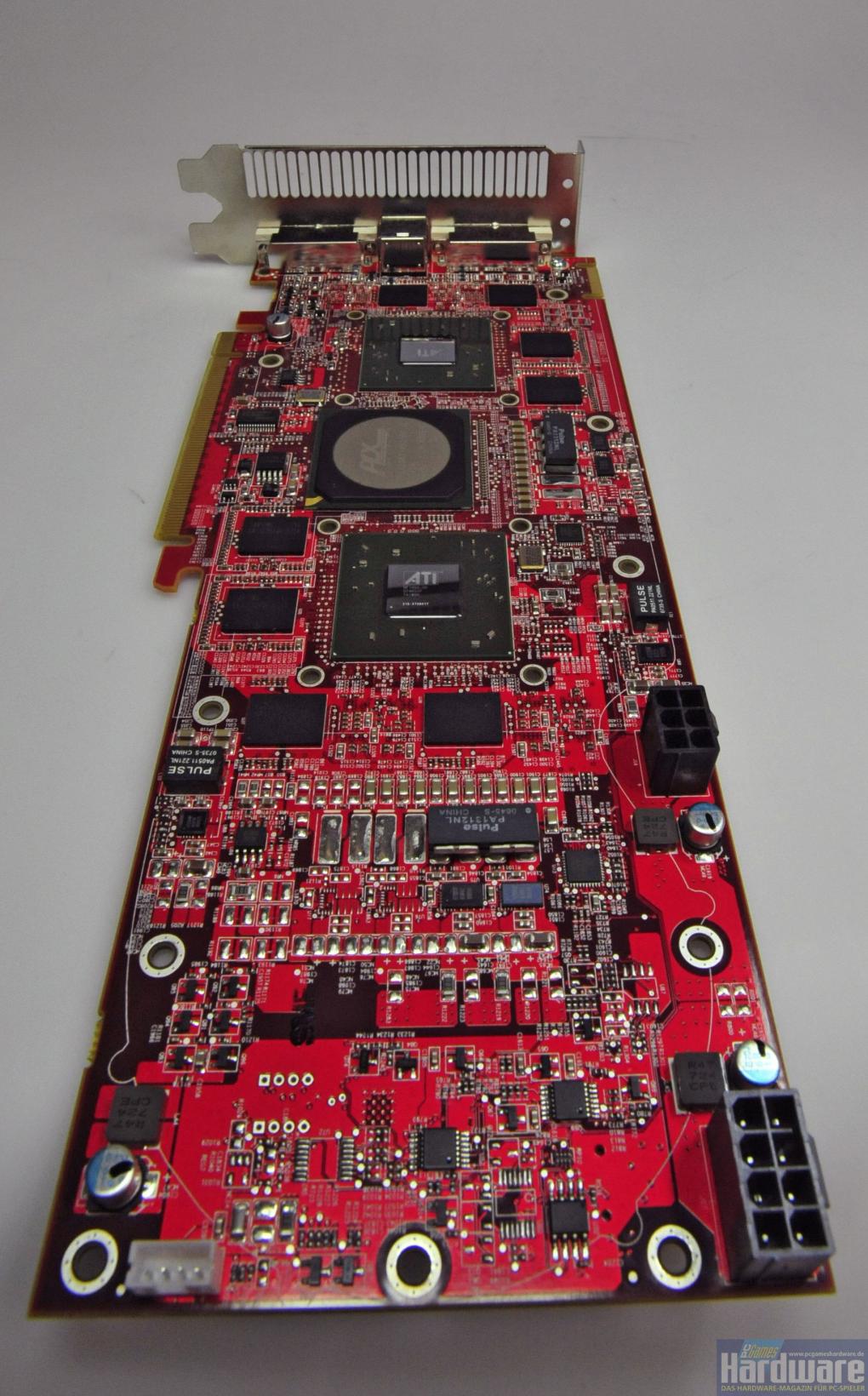 HD 3870 X2: Die wahre Länge der Karte mit einem Weitwinkel aufgenommen.