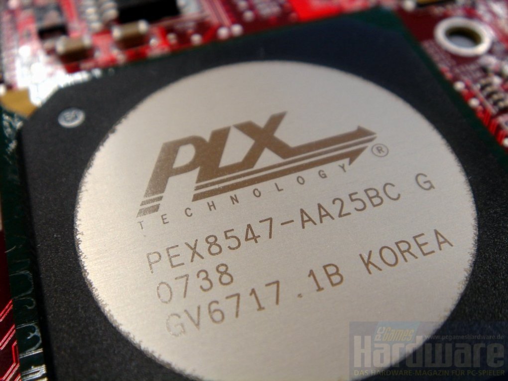 Radeon HD3870 X2: Der PEX8547-Chip verbindet beide GPUs - leider nur mit PCI-E-1.1 (Bild: PCGH)
