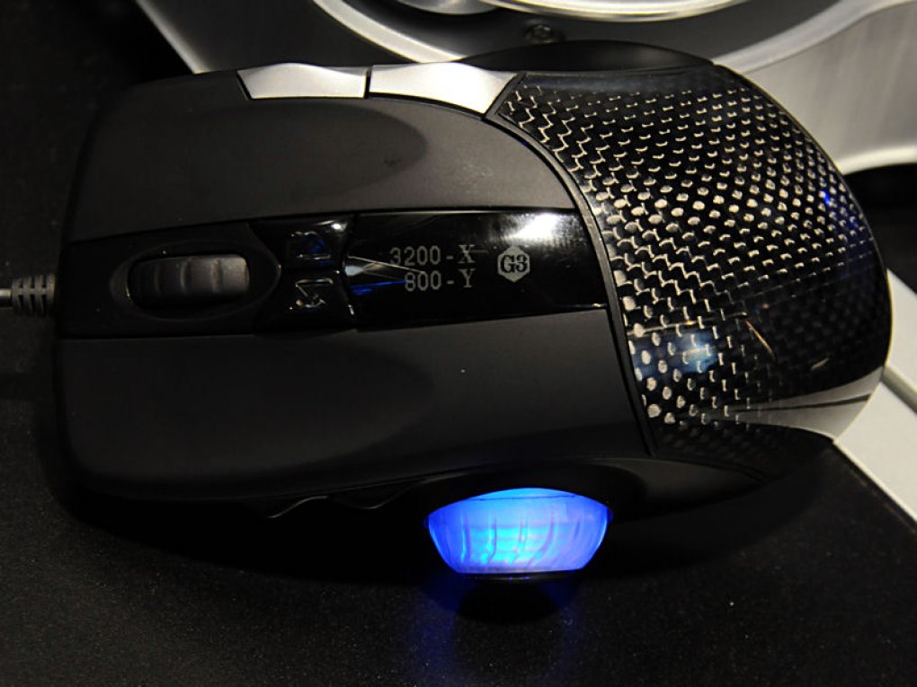 Silverstone Sabertooth-Maus: Anzeige der Einstellungen für X- und Y-Achse auf dem OLED-Dipslay ((Bild: Forums.vr-zone.com)