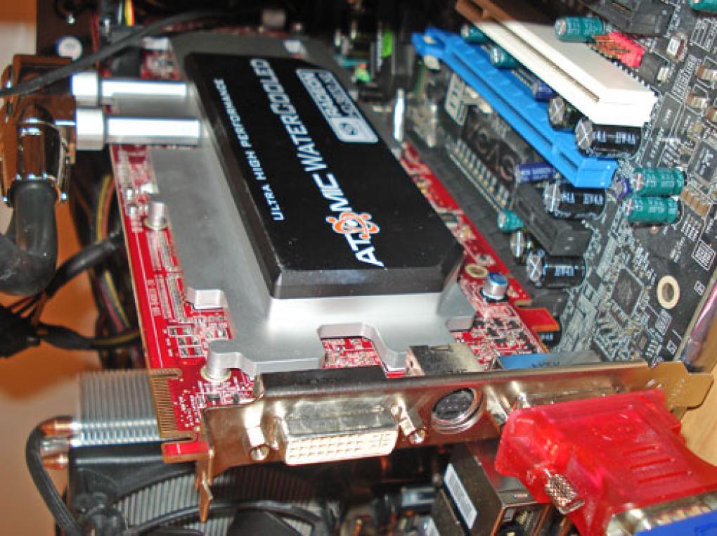 Sapphire HD3870 X2 Atomic Watercooled: Die Installation der Kühlelemente und der Grafikkarte sei kinderleicht und belohne durch einen minimalen Geräuschpegel (weitere Bilder finden Sie in der Galerie)