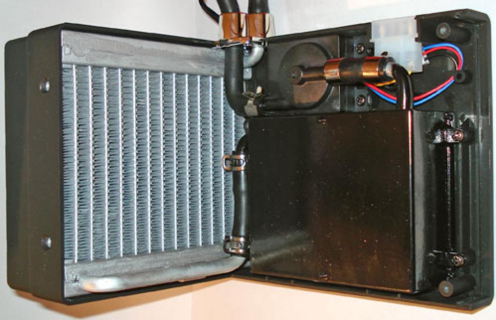 Sapphire HD3870 X2 Atomic Watercooled: Erstmalig betritt auch das Duo, bestehend aus Radiator und Pumpe, die Bühne