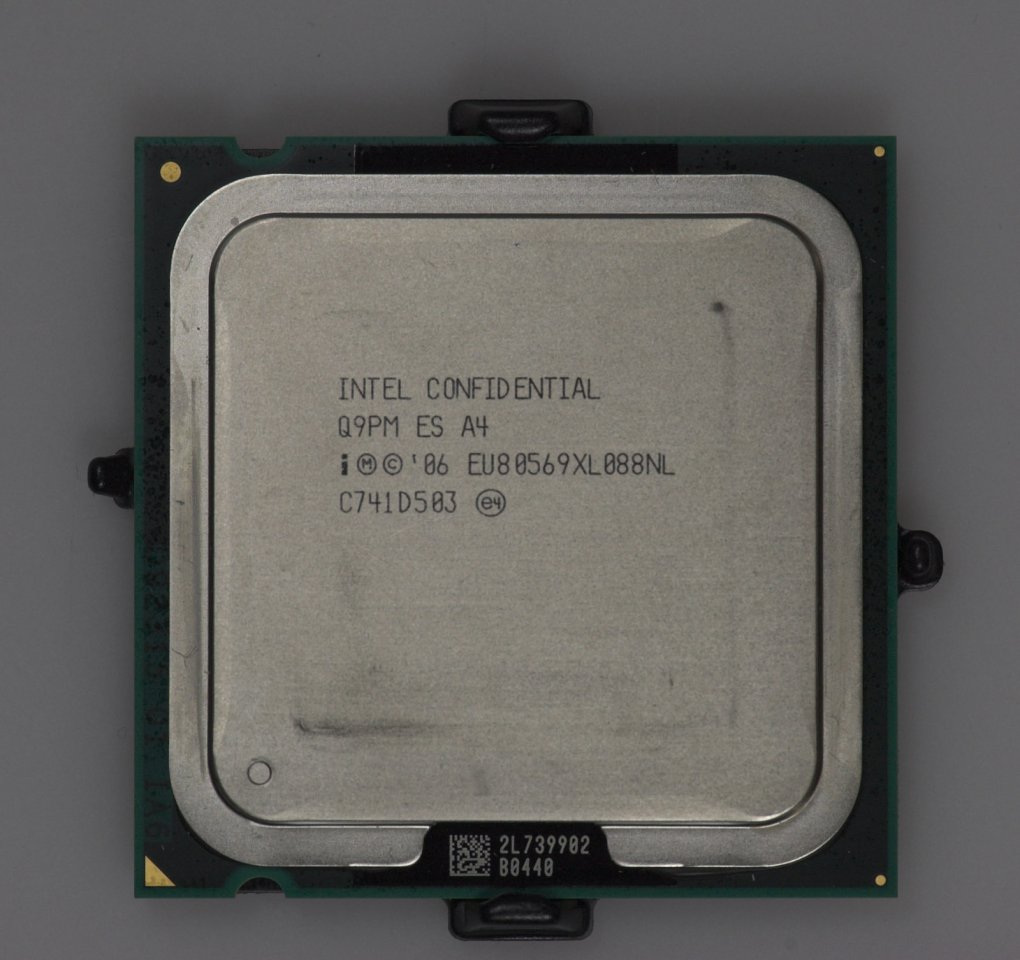 Auf Grund der mangelnden FSB1600 Unterstützung ist Kombination von Intels High-End-CPU QX9770 und einem P45-/G45-basierten Mainboard offiziell wohl nicht möglich 
