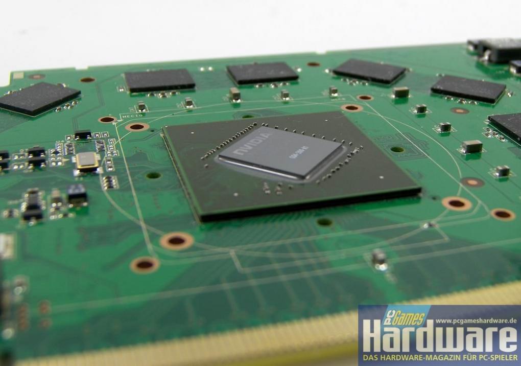 Geforce 9600 GT Review:
Der G94-Chip ist um 45 Grad gedreht montiert und über 256 Datenleitungen mit dem VRAM verbunden (Bild: PCGH)