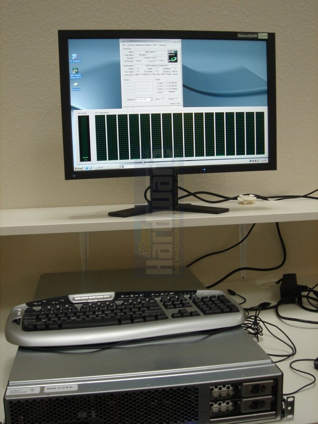 AMD 45nm-Phenom: Gleich im Vier-CPU-Server prächtig am Laufen. (Bild: PCGH)