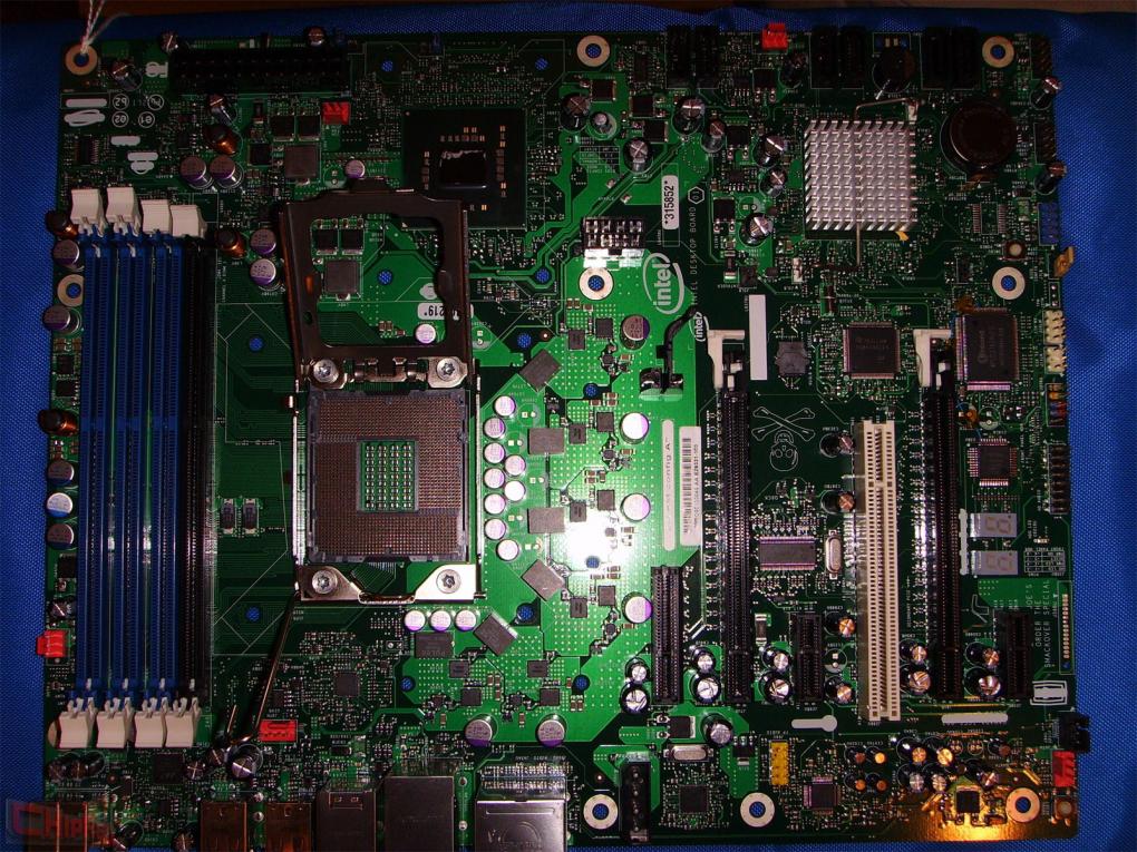 Intel DX58SO: Gut zu erkennen: Die vier Speicherbänke, zwei PCI-Express-x16-Slots und die Tylersburg Northbridge (Bild: Chiphell.com)